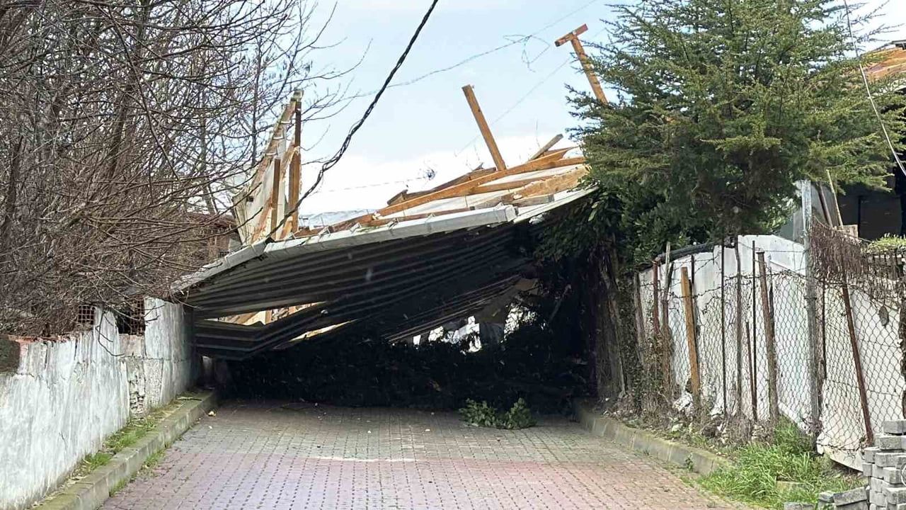 Arnavutköy'de Çatı Yaklaşık 30 Metre Uçtu, Ev Tahliye Edildi