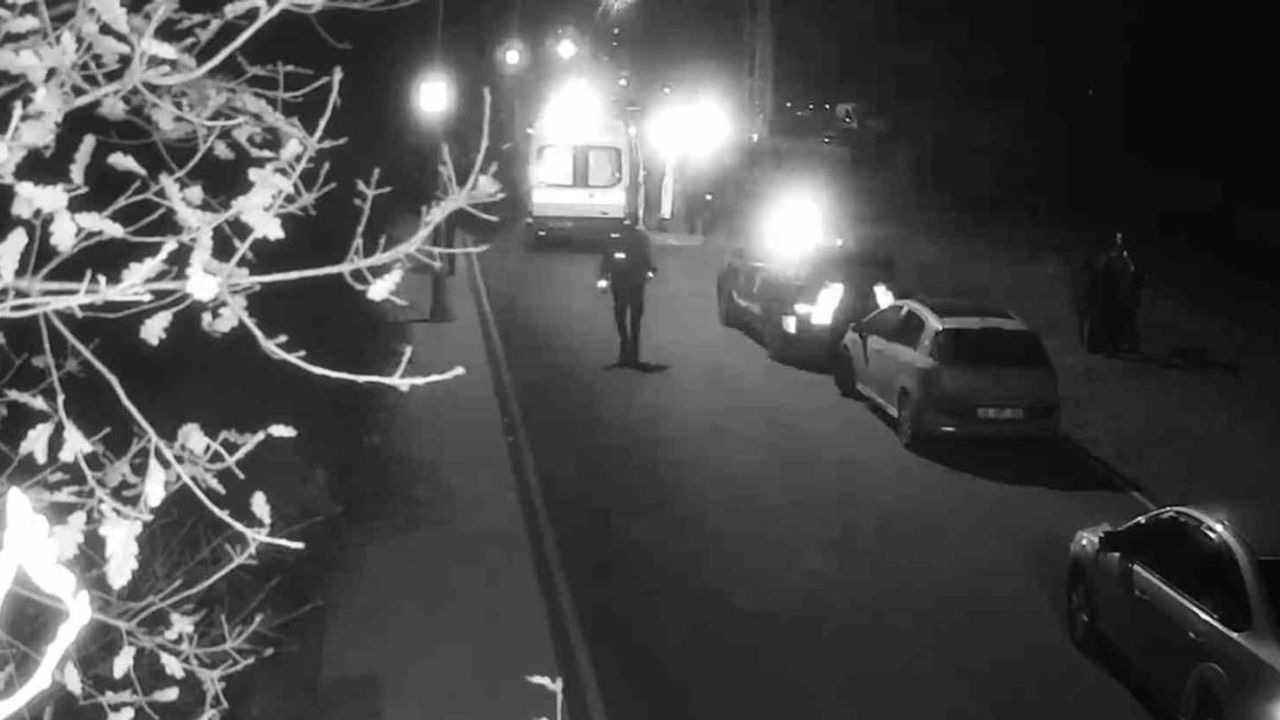 Arnavutköy'de ehliyetsiz sürücünün kaçışı kaza ile sonuçlandı; güvenlik kamerası görüntüleri ortaya çıktı