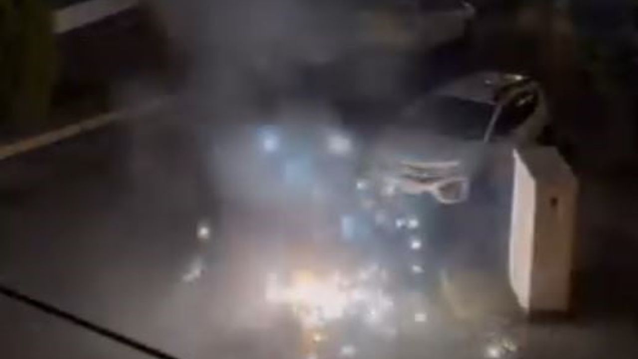 Arnavutköy'de elektrik kabloları patladı, 2 araç zarar gördü