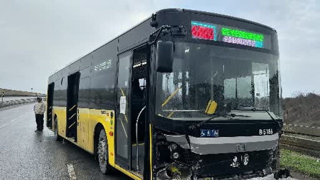 Arnavutköy'de İETT otobüsü bariyere çarparak ters döndü: 2 yolcu yaralandı