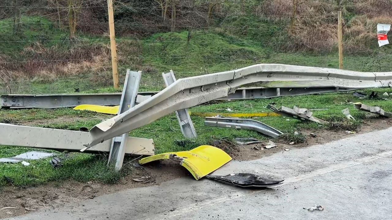 Arnavutköy'de İETT otobüsü bariyerlere çarparak ters döndü: 2 yolcu yaralandı