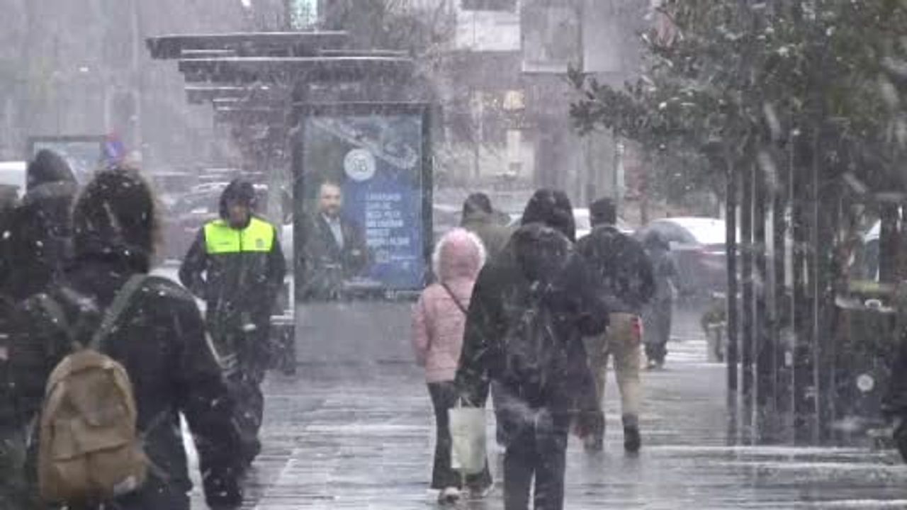 Arnavutköy'de kar yağışı etkisini sürdürüyor