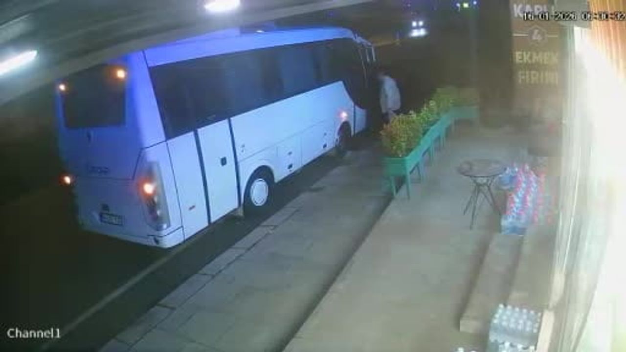 Arnavutköy’de kontrolden çıkan otomobil servis midibüsüne çarptı