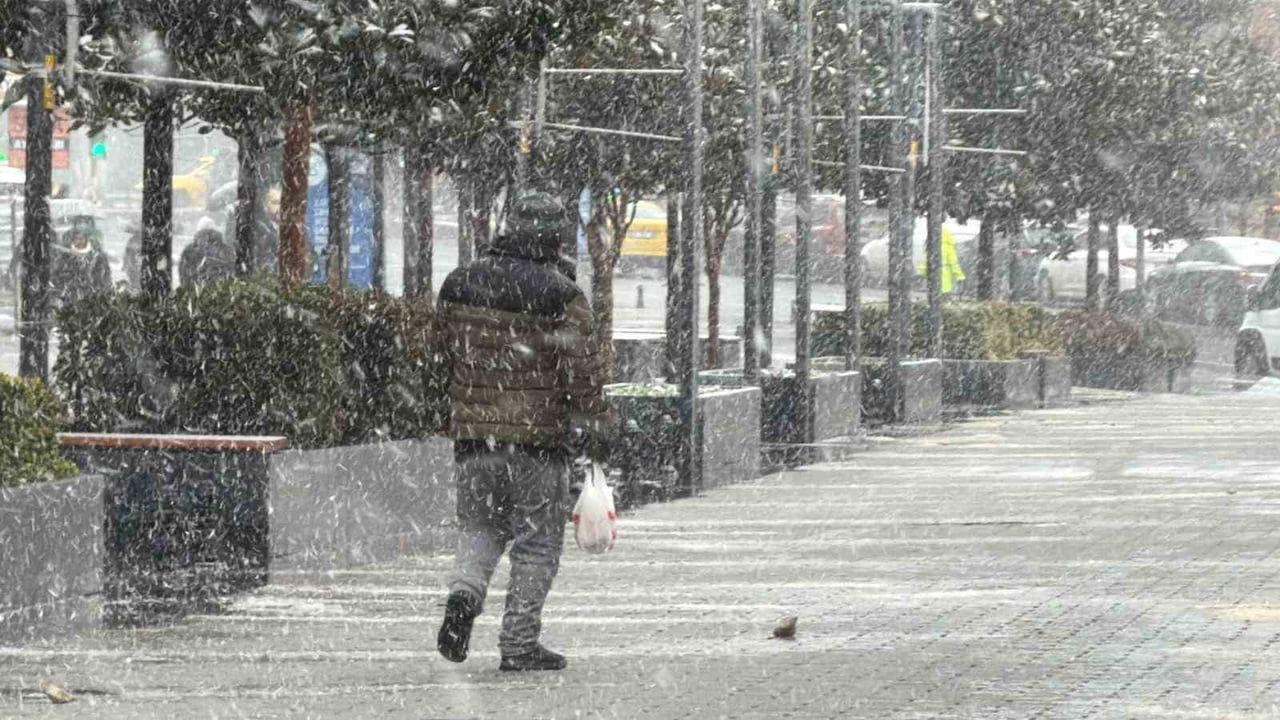 Arnavutköy'de lapa lapa kar: Belediyeden tuzlama çalışması