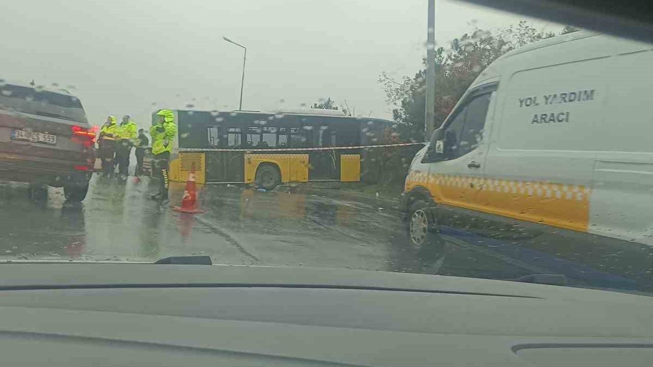 Arnavutköy'de MK22 numaralı İETT otobüsü ormanlık alana uçtu