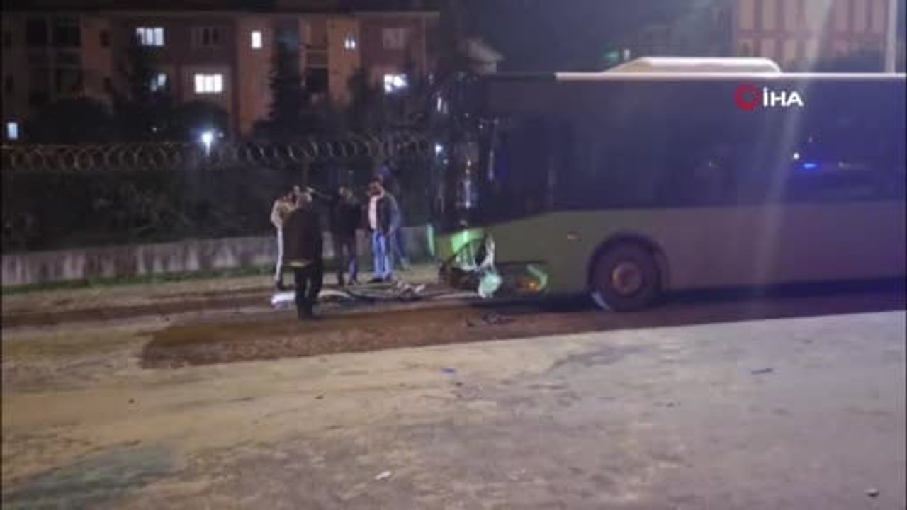 Arnavutköy'de otobüs ile otomobil çarpıştı: 4 yaralı