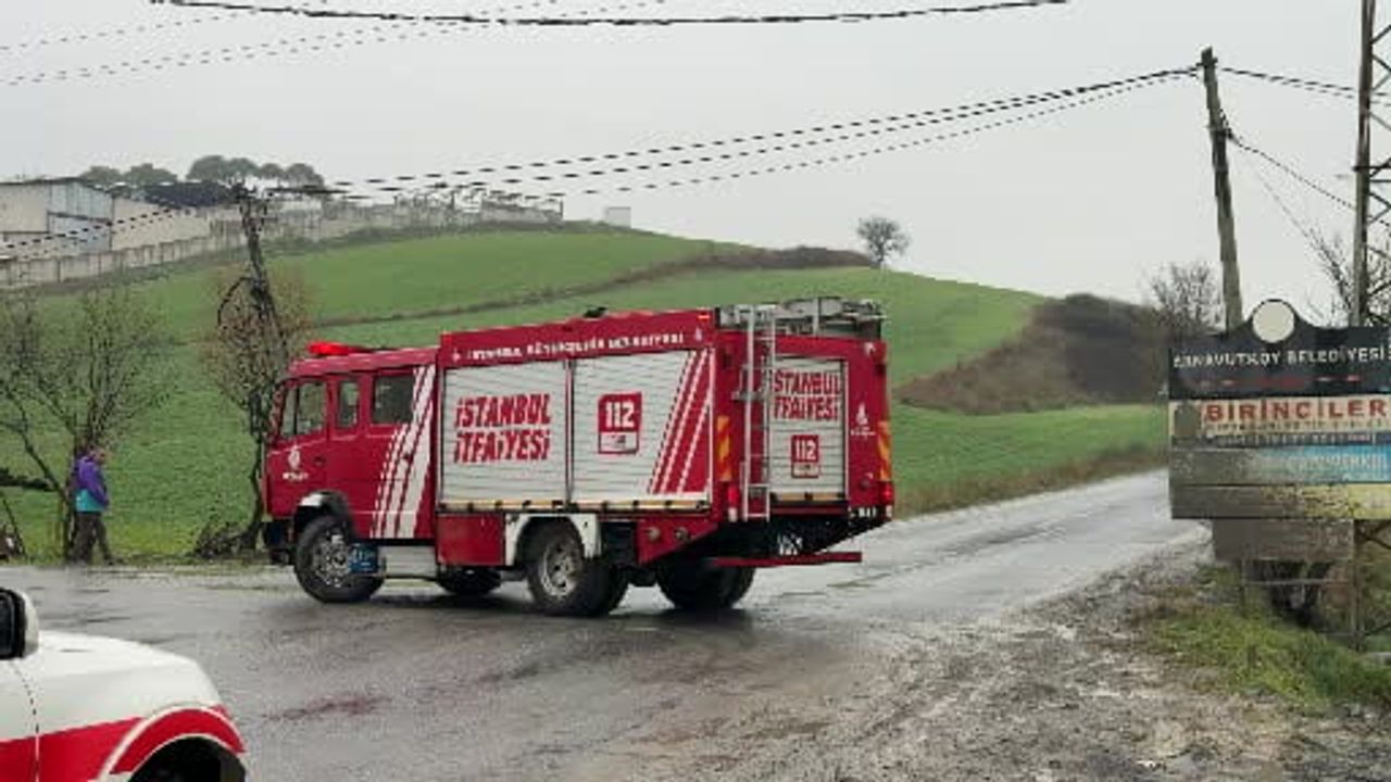 Arnavutköy’de otomobil su kanalına ters uçtu: Sürücü hafif yaralandı