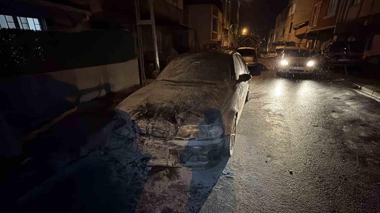 Arnavutköy'de park halindeki otomobilin motorunda yangın: 2 araç kullanılamaz hale geldi