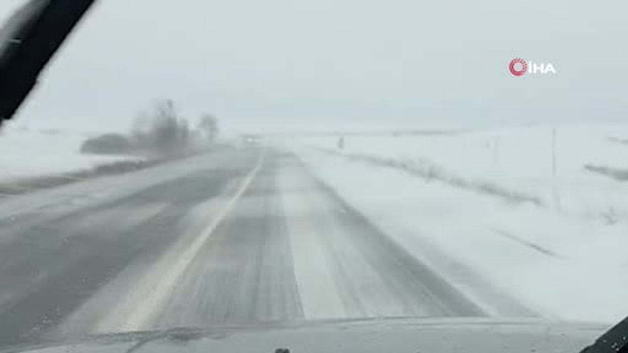 Arnavutköy'de PTT aracı çayıra uçtu — Kaza anı kamerada