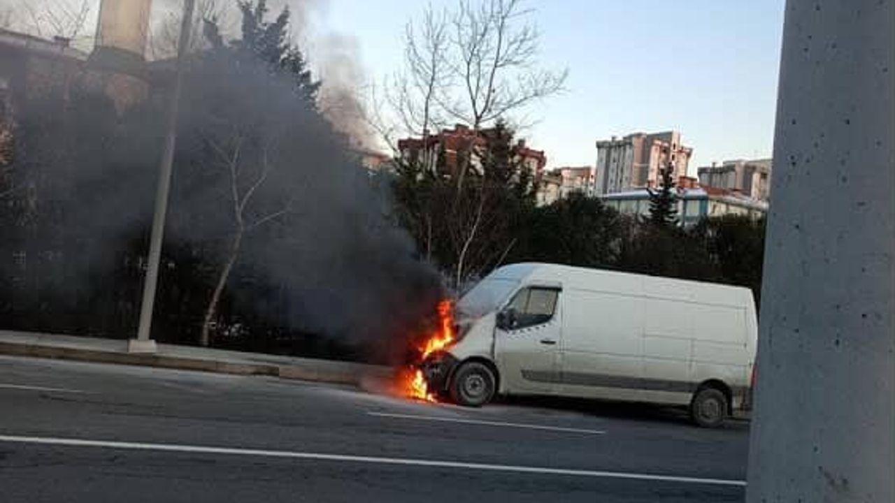 Arnavutköy'de Seyir Halindeki Ticari Araç Motor Yangını Kamerada