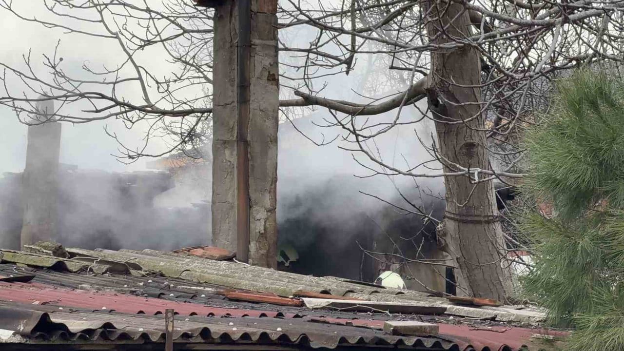 Arnavutköy'de Tek Başına Yaşayan Adamın Gecekondusu Alev Alev Yandı