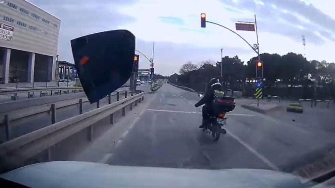 Arnavutköy’de Trafikte Gerginlik: Motosikletçi Kırmızı Işıkta Aynayı Kırdı