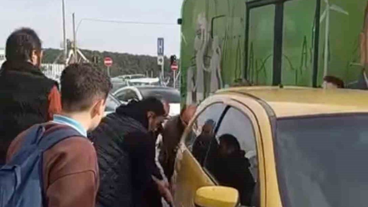 Arnavutköy'de Vatandaşlar Otobüs İçin Hatalı Park Edilen Otomobili Ellerleriyle Kaldırdı