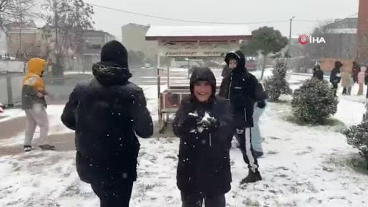 Arnavutköy'de Yoğun Kar Yağışı: Çocuklar Karın Keyfini Çıkardı