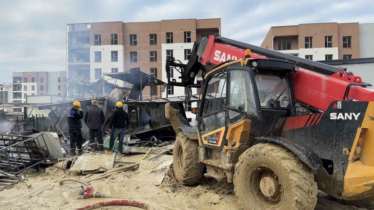 Arnavutköy Hacımaşlı'da şantiye konteynerlarında yangın — işçiler yara almadan kurtuldu