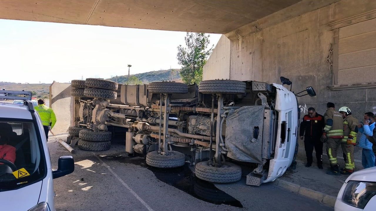 Arsuz'da hafriyat kamyonu devrildi: Sürücü yaralandı