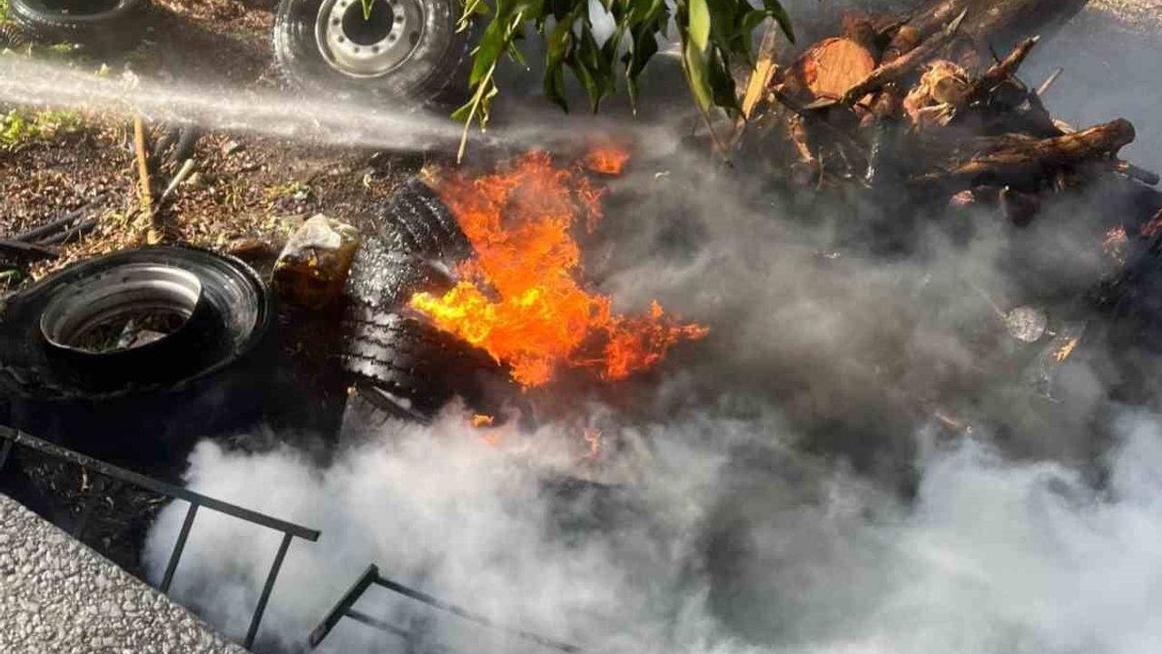Arsuz'da hurdalık yangını söndürüldü