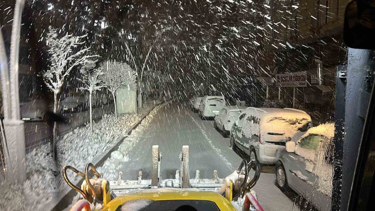 Artuklu'da Yoğun Kar: Sokaklar Beyaza Büründü