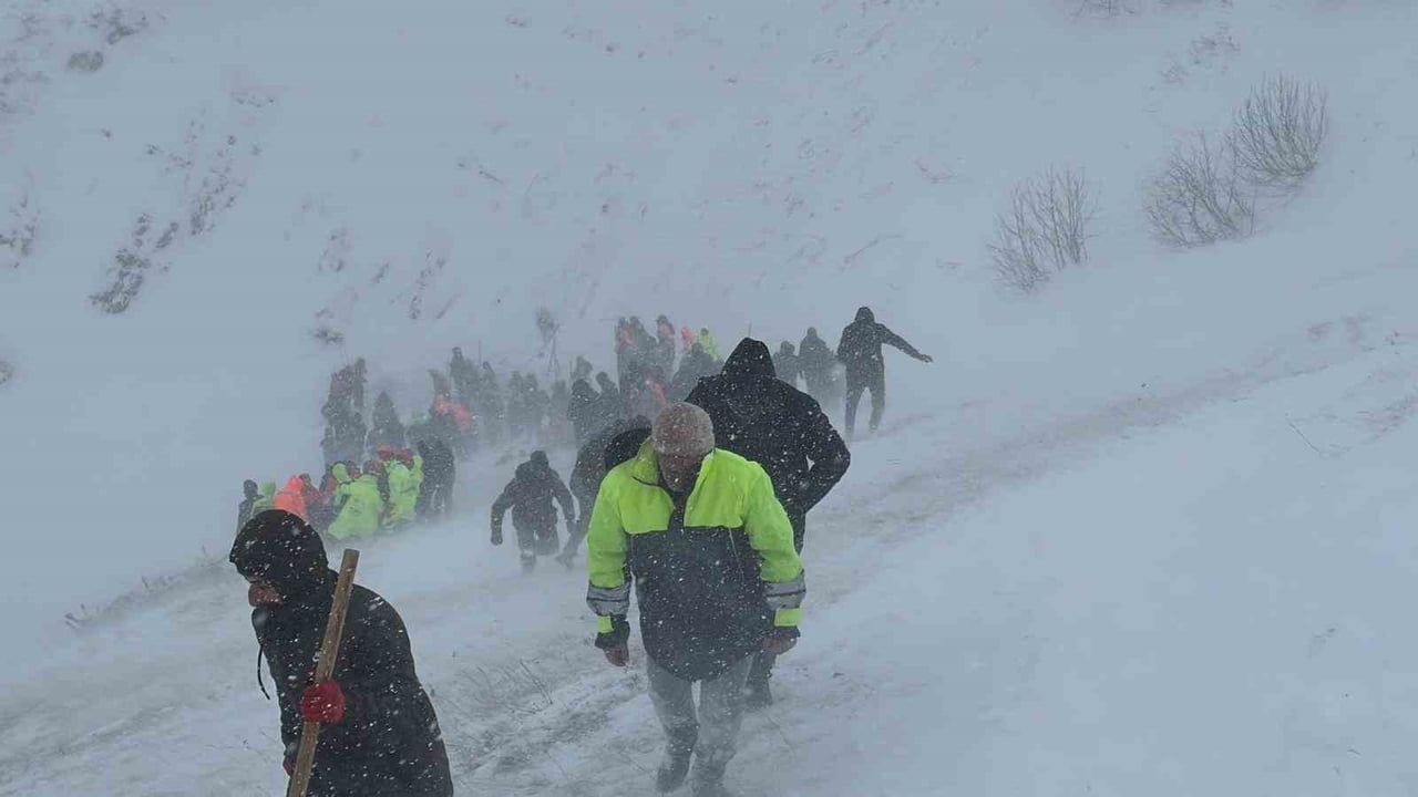 Artvin'de çığ aramalarına ara verildi