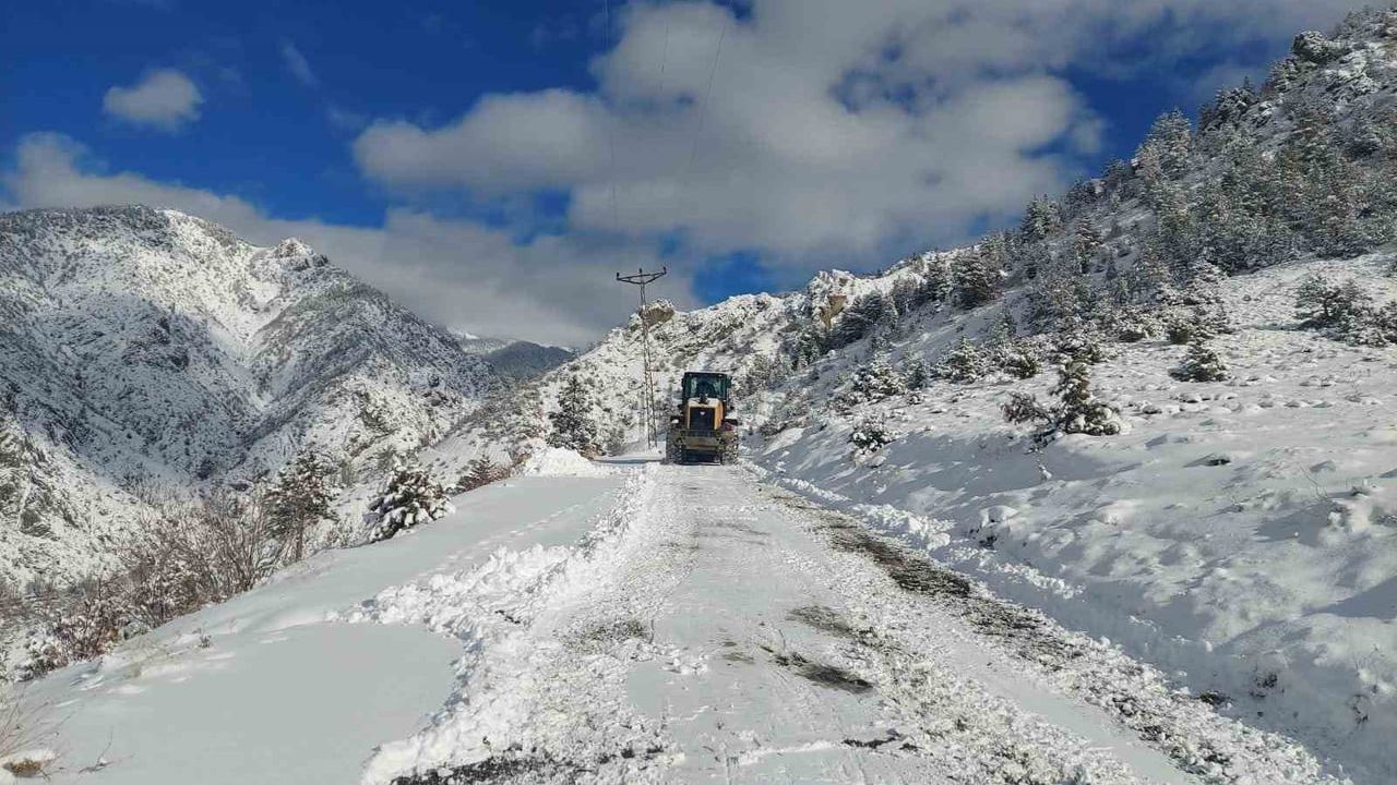 Artvin'de kar yağışı 34 köy yolunu ulaşıma kapattı