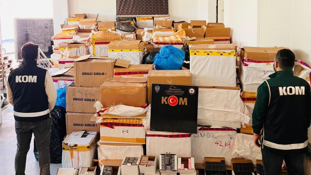 Artvin'de tırda 300 milyon TL değerinde kaçak ürün ele geçirildi