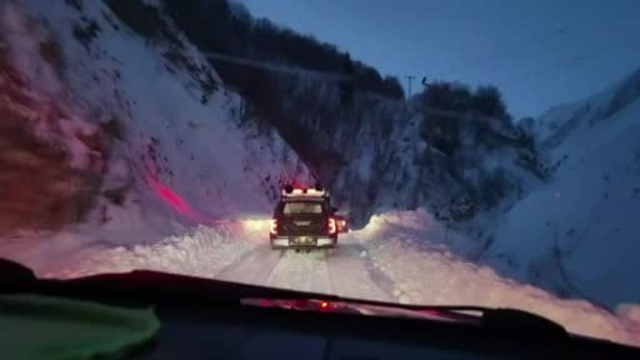 Artvin’de Zekeriya köyünde çığ sonrası arama kurtarma çalışmaları yeniden başladı