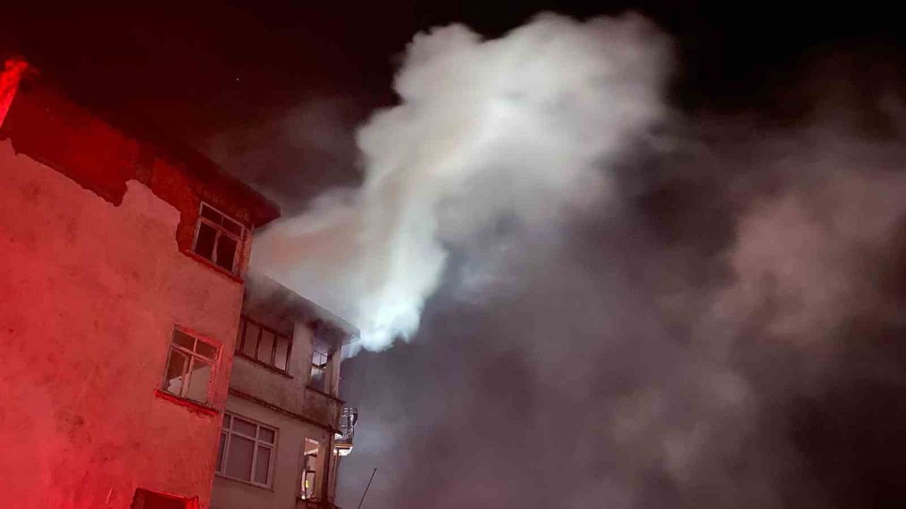 Artvin Hopa’da apartman dairesinde yangın: Dumandan etkilenen kişi ayakta tedavi edildi