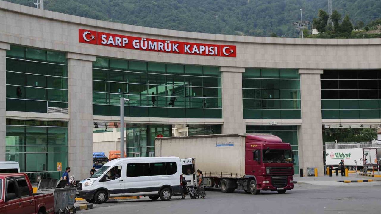 Artvin Valisi: Sarp Sınır Kapısı’ndan 2025’te 5 milyon 42 bin yolcu geçti, ihracat 17 milyar 74 milyon $