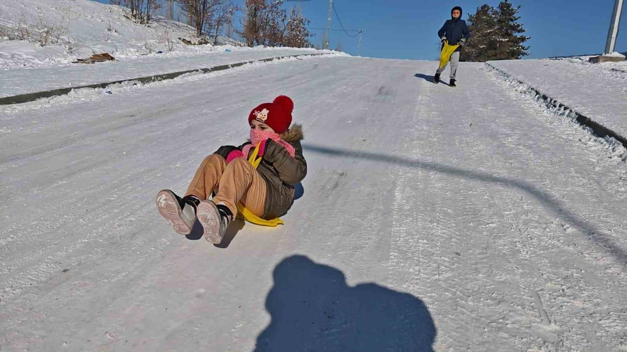 Aşkale'de -30 derecede hayat: Araçlar dondu, çocuklar karla eğlendi