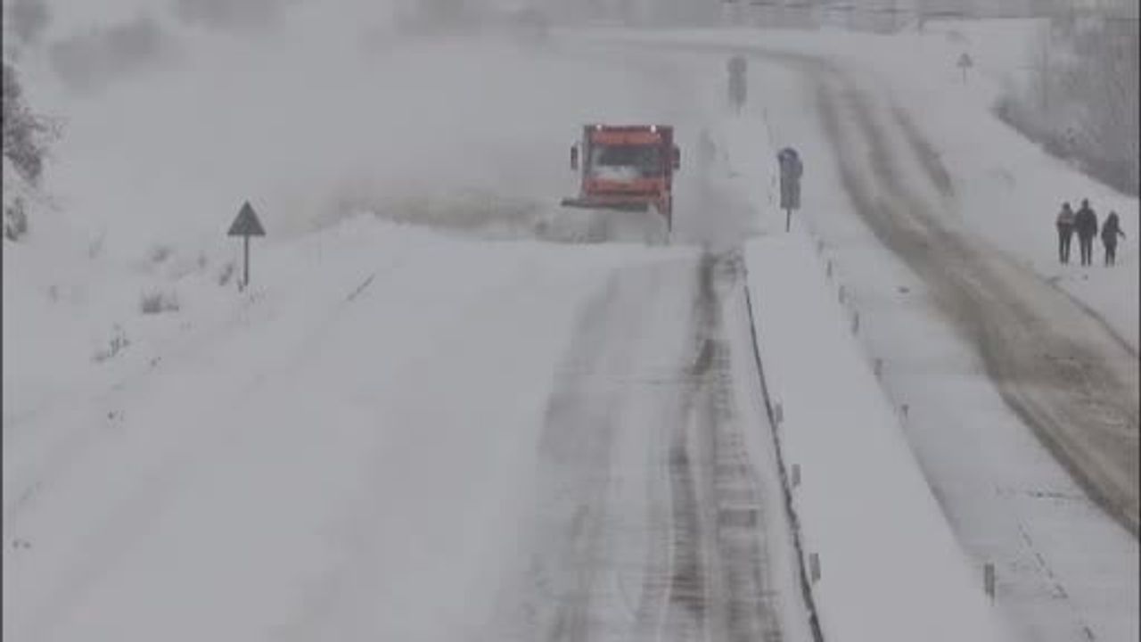 Aşkale'de Karla Mücadele: Karayolları Ekipleri Seferber