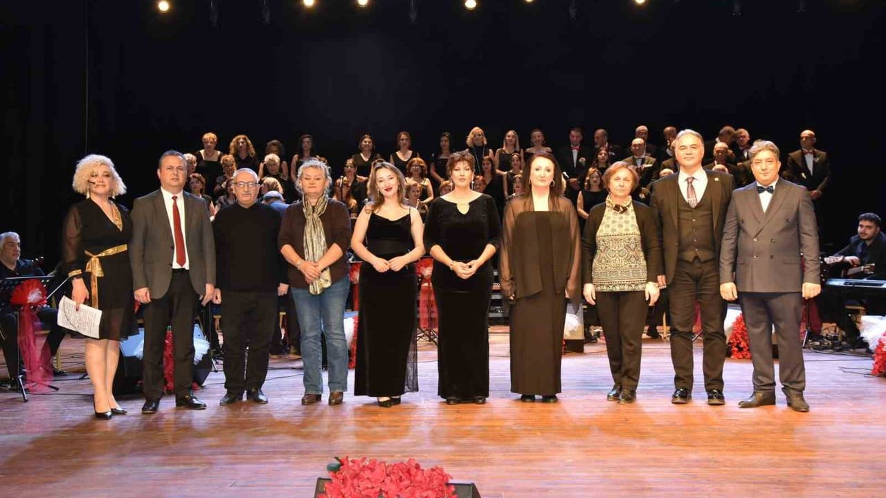 Atakum’da 102 yaşındaki sanatçı sahnede: Türk Sanat Müziği Korosu yılın ilk konserini verdi