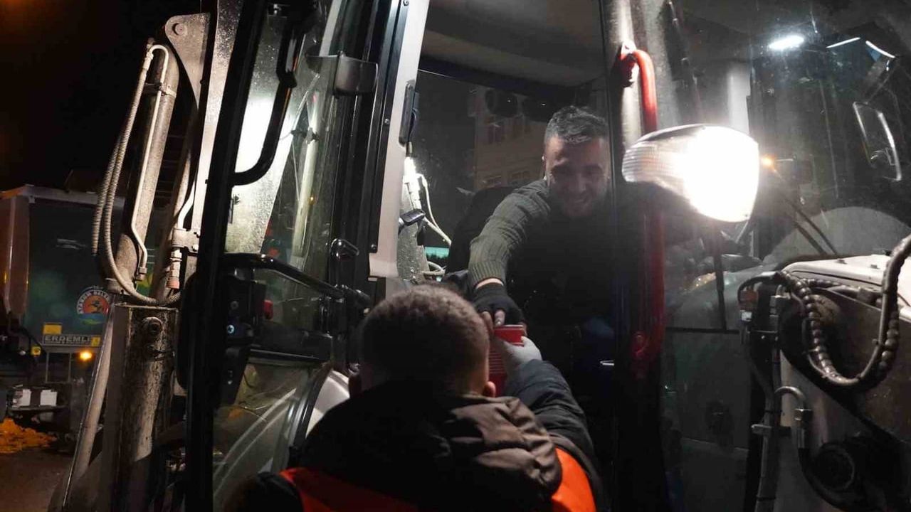 Atakum'da Karla Mücadele ve Sıcak Çorba İkramı