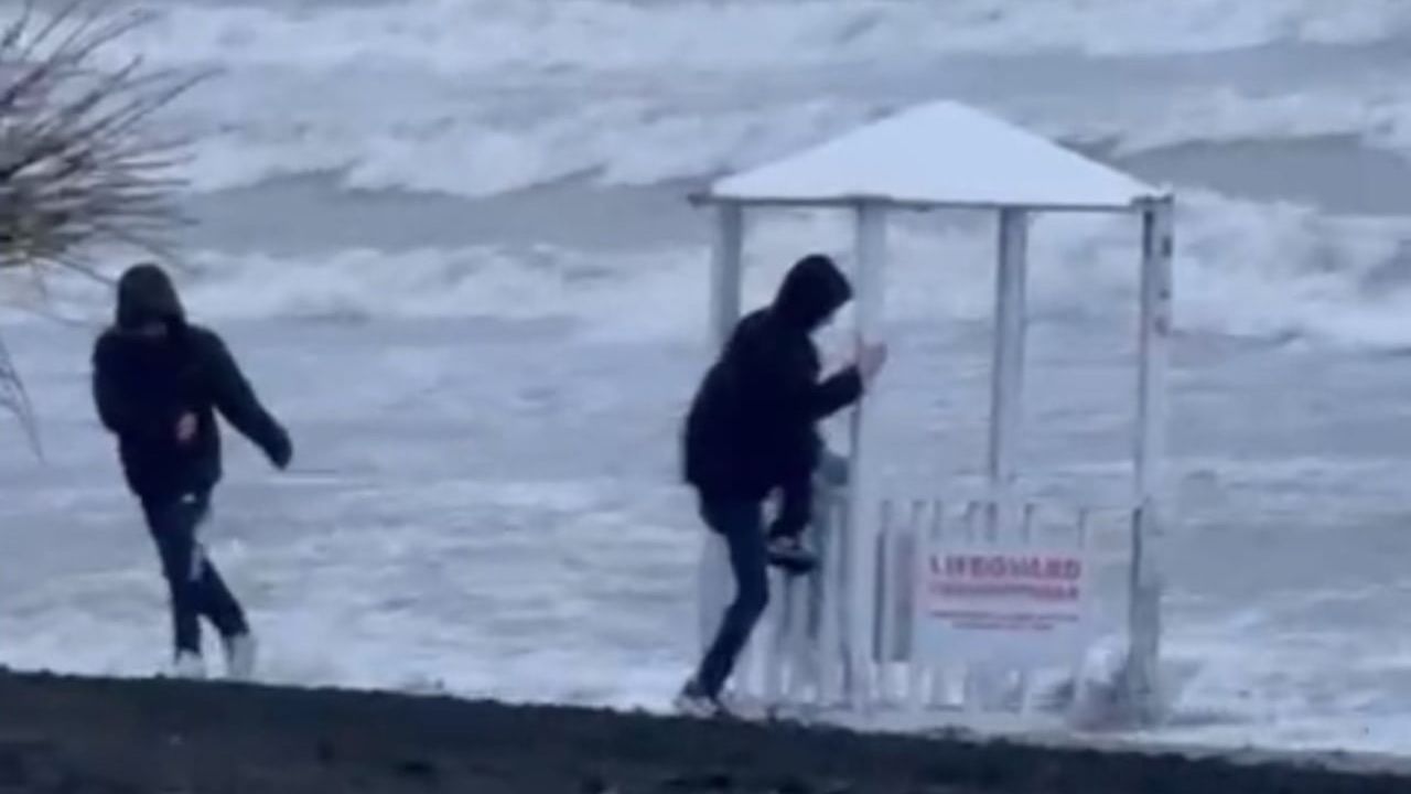 Atakum sahilinde 3 çocuğun cankurtaran kulübesini denize atma girişimi polis tarafından engellendi