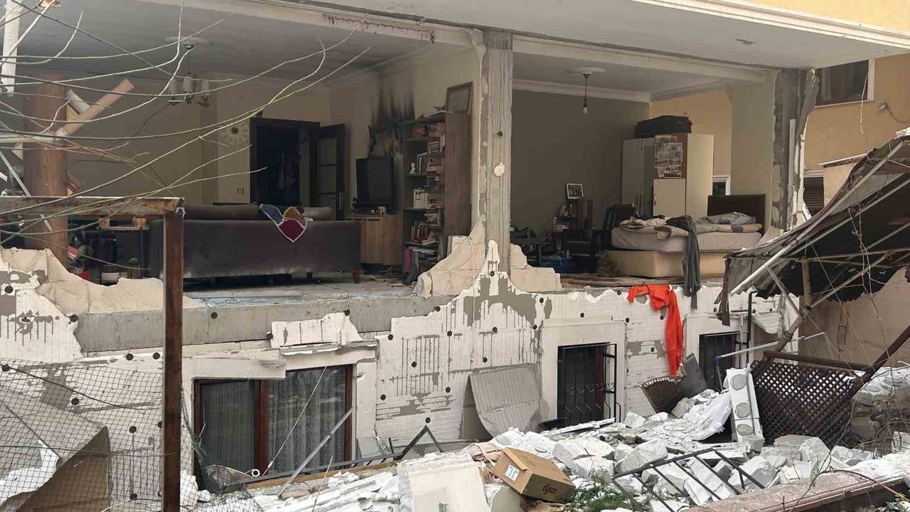 Ataşehir'de doğal gaz patlaması sokakta hasara yol açtı: 1 yaralı