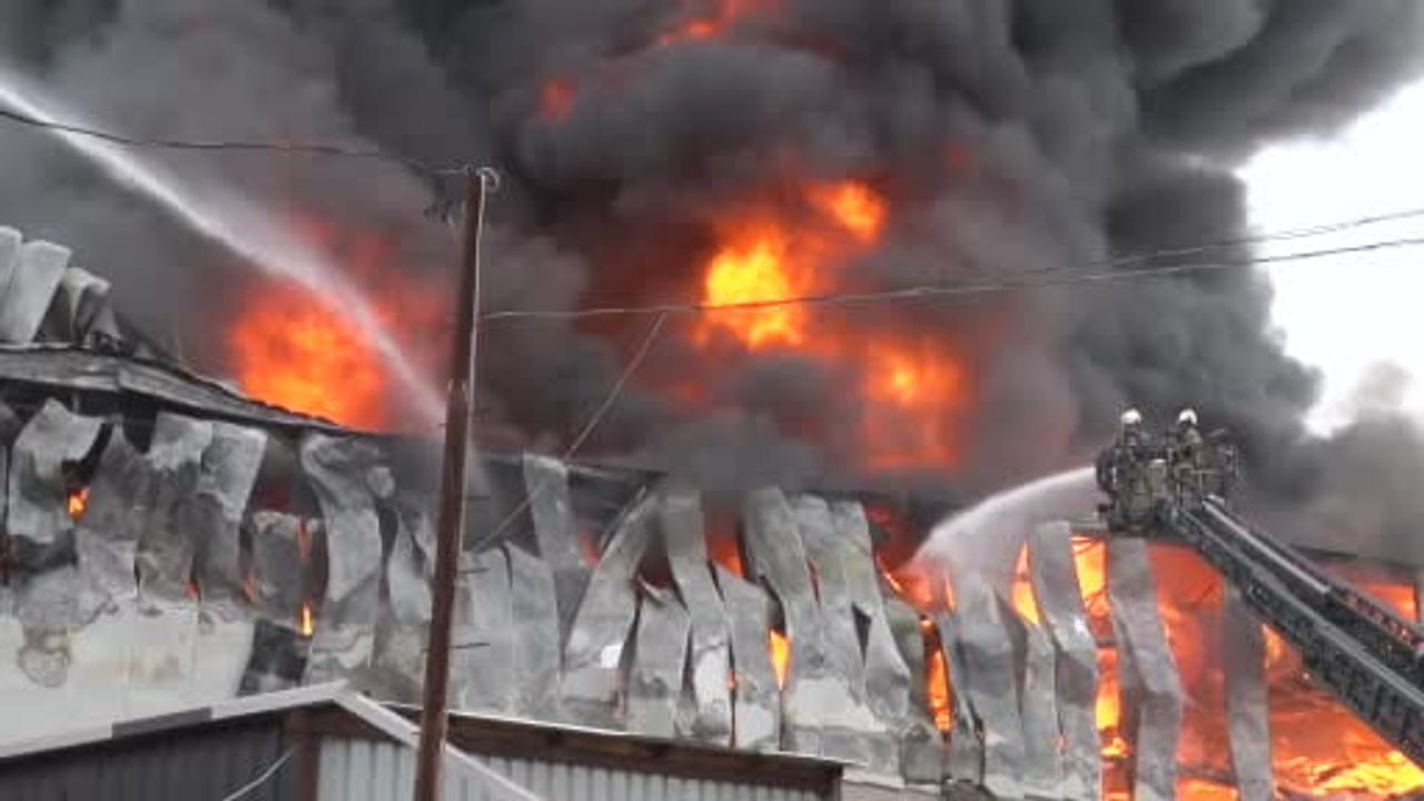 Ataşehir'de fabrikada yangın: Ferhatpaşa Mahallesi'nde geniş çaplı hasar