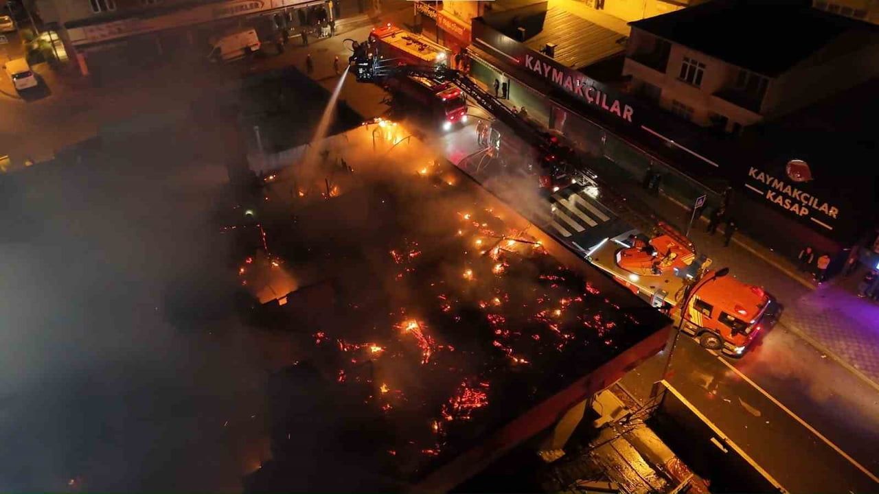 Ataşehir Yeni Çamlıca'da iki katlı binanın çatısında yangın