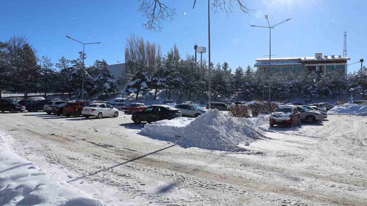 Atatürk Üniversitesi kampüsünde kar temizleme çalışmaları aralıksız sürüyor