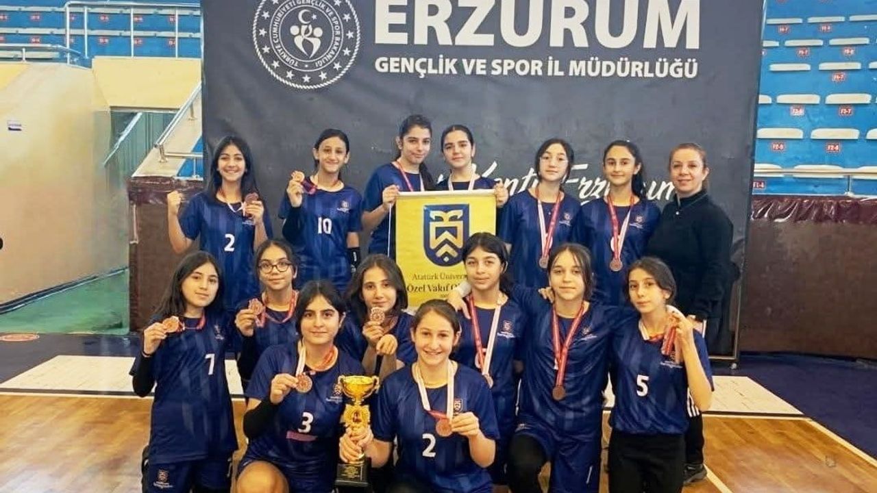 Atatürk Üniversitesi Vakıf Okulları Küçük Kızlar Voleybol Takımı İl Üçüncüsü Oldu