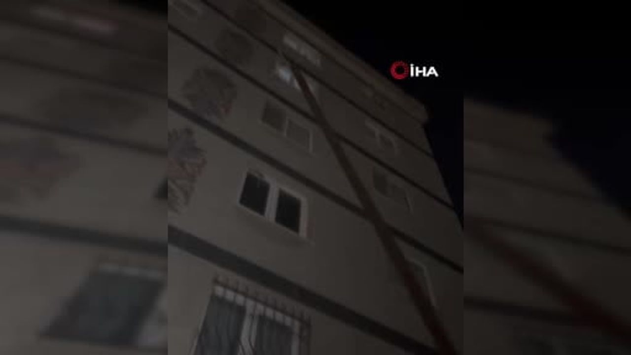 Avcılar'da çatışan rüzgar 6 metrelik demir çubuğu otomobile sapladı