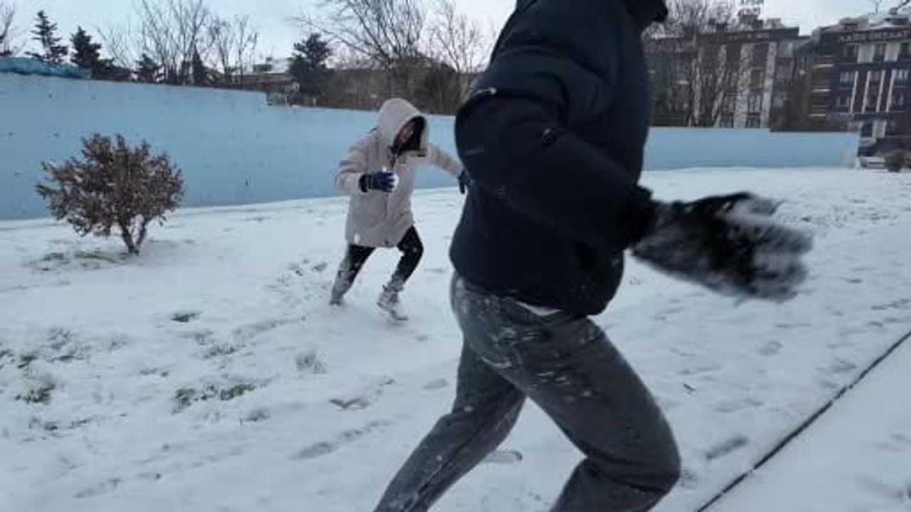 Avcılar'da çocuklar kartopu savaşıyla karın tadını çıkardı