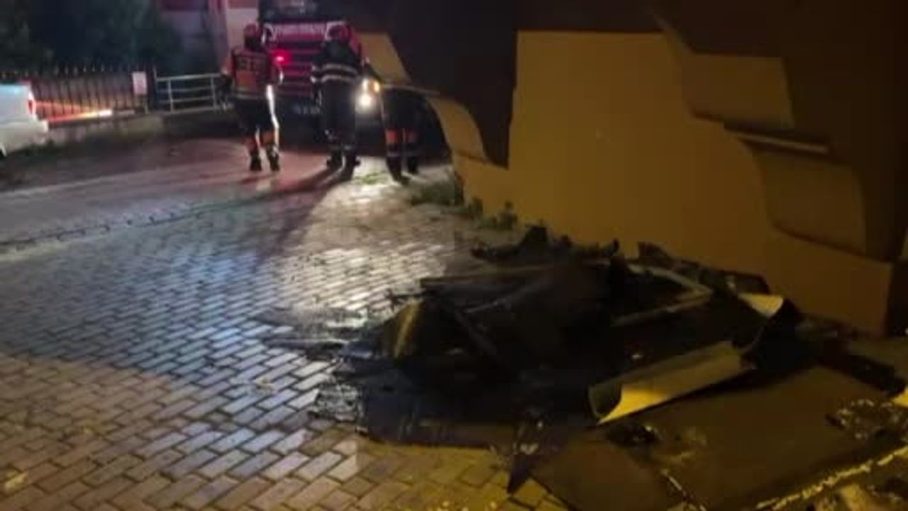 Avcılar'da fırtına çatı parçalarını yola ve bahçelere savurdu