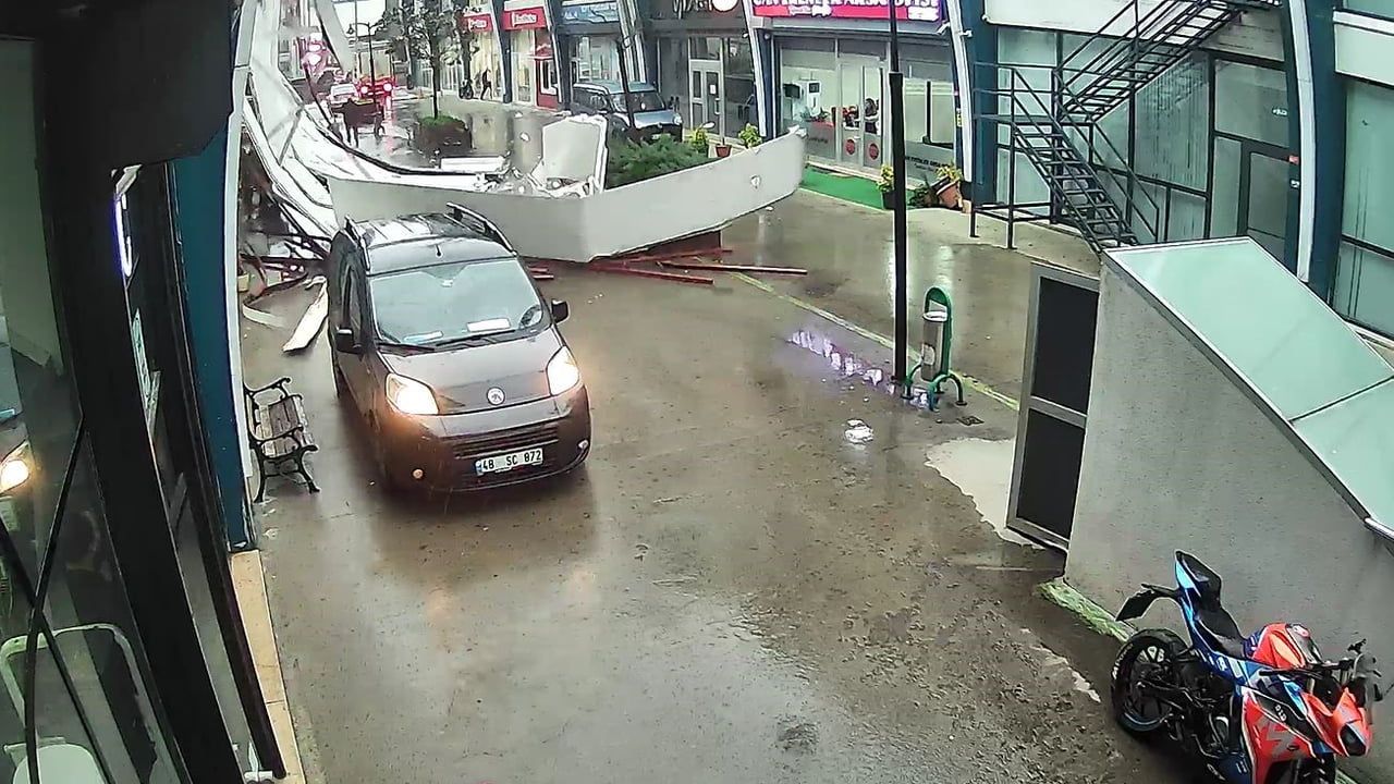 Avcılar'da fırtınada çatının parçaları uçtu — güvenlik kamerası kaydı