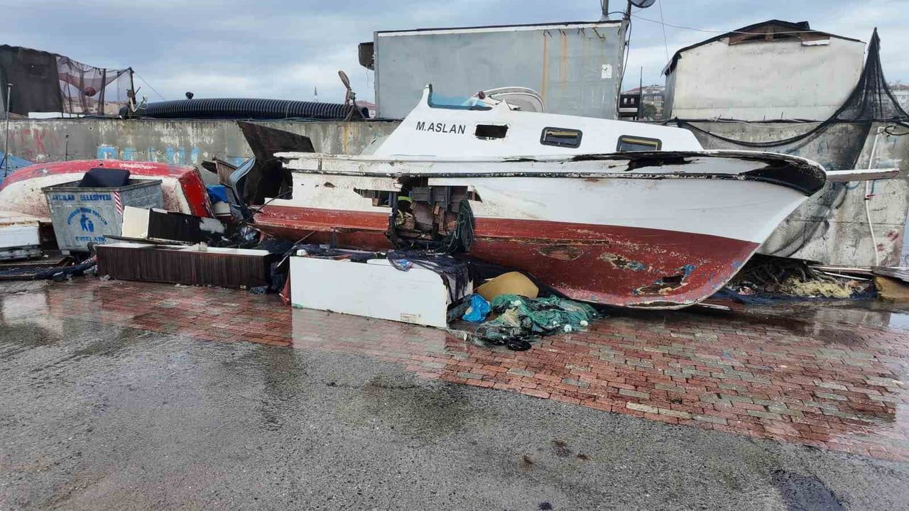 Avcılar'da lodos 3 tekne ve bir balıkçı barakasına zarar verdi