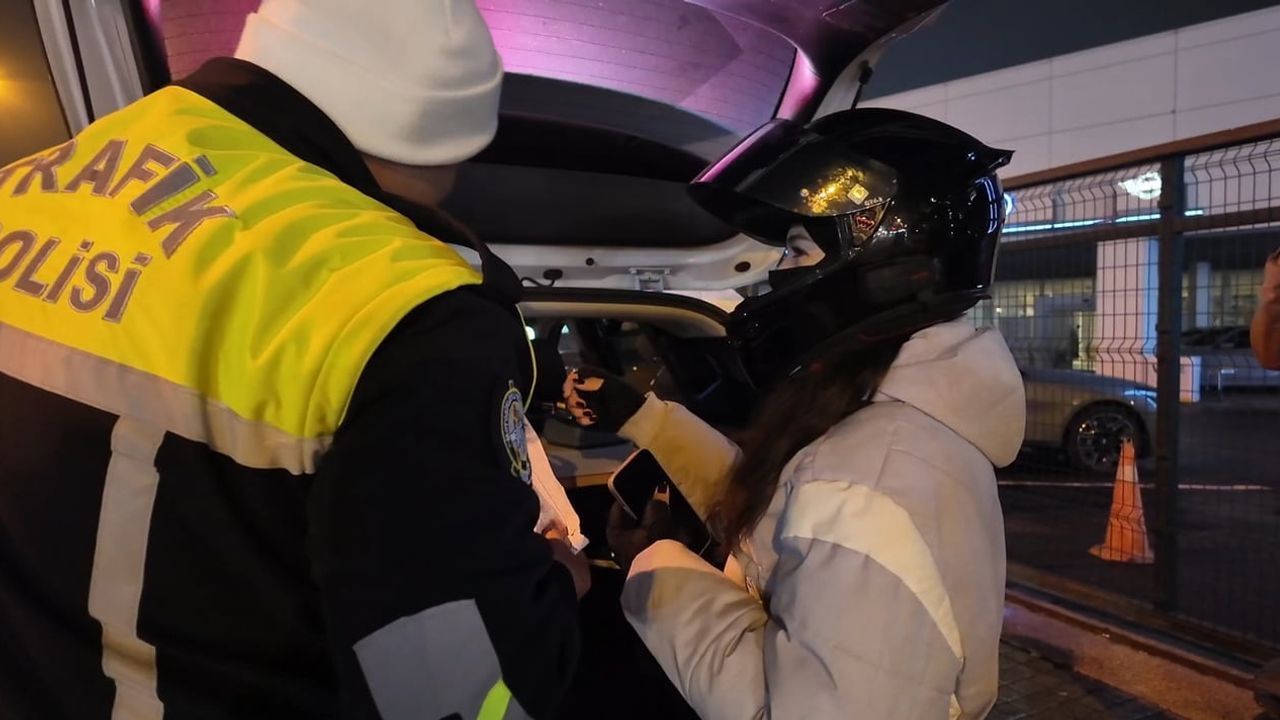 Avcılar'da yeni ehliyetli sürücü polise zarfını açtırınca ilk cezasını aldı