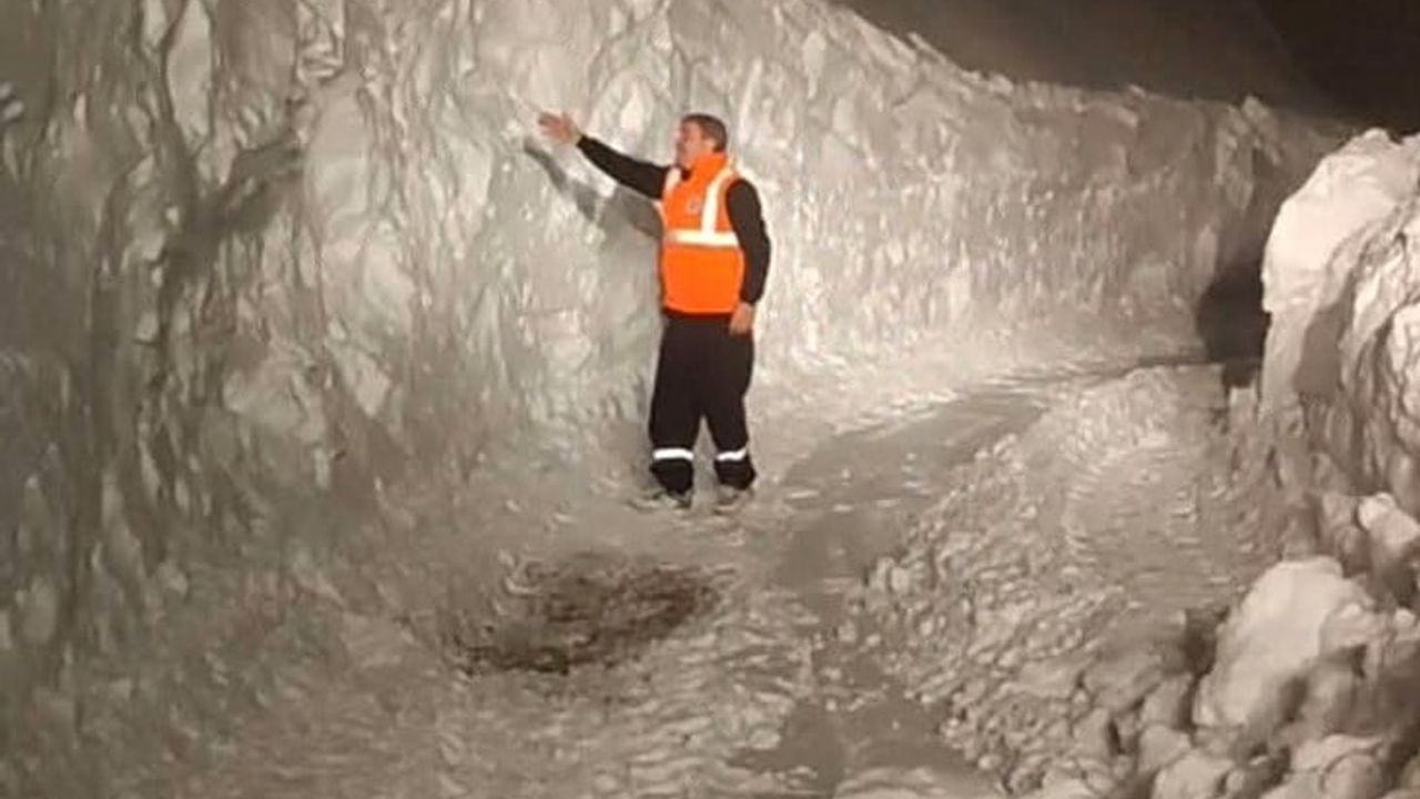 Avut Mahallesi'nde kar 3 metreyi aştı