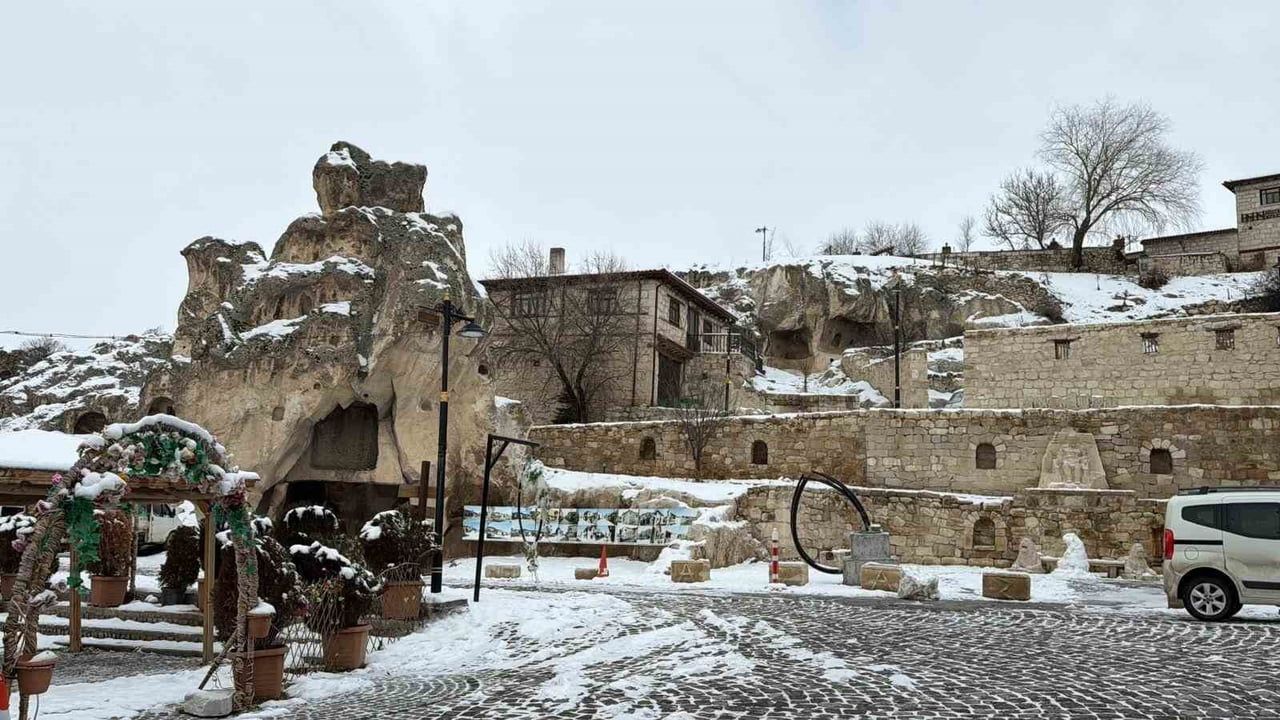 Ayazini'de kar Frig Vadisi'ni kartpostala çevirdi