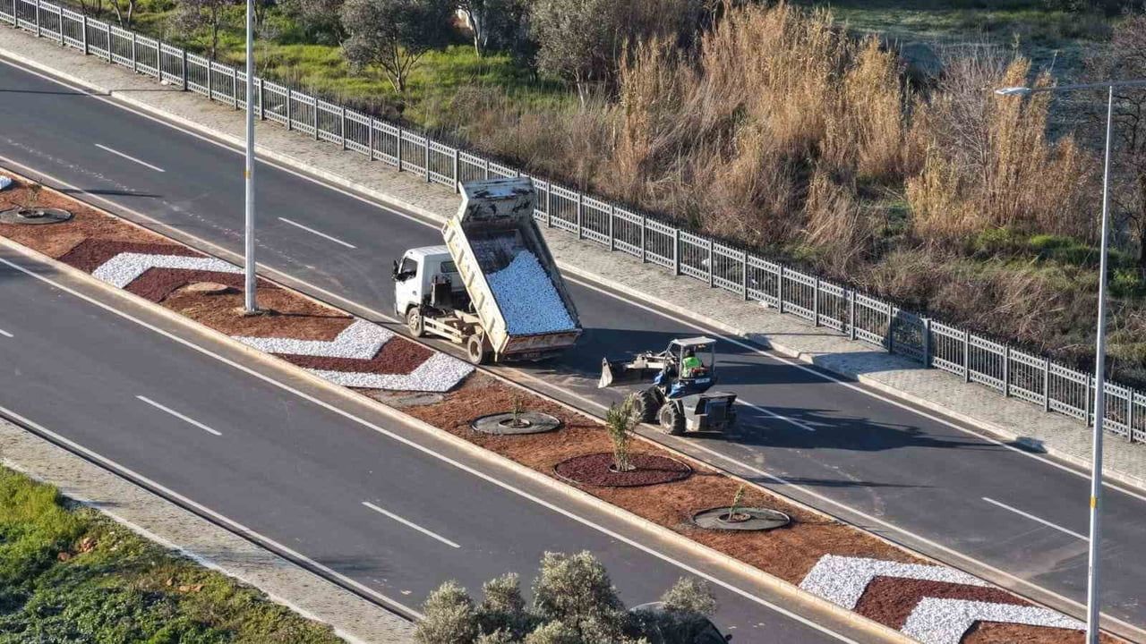 Aydın Büyükşehir Belediyesi Acarlar-Şehir Hastanesi yolunda peyzaj çalışmalarını sürdürüyor
