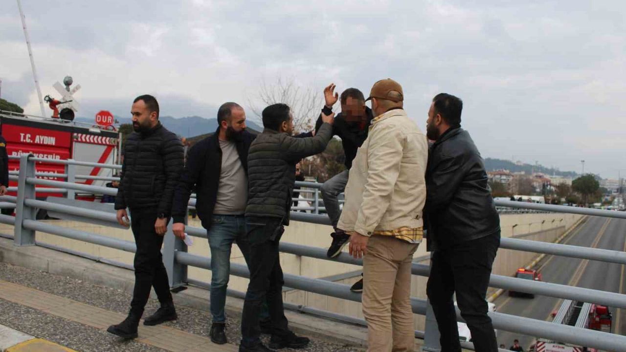 Aydın'da alt geçit korkuluklarına çıkan vatandaş ikna edildi