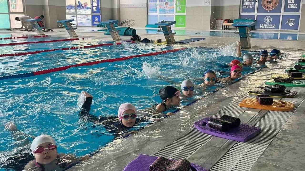 Aydın'da minikler 'Yüzme Bilmeyen Kalmasın' ile tatilin tadını çıkarıyor