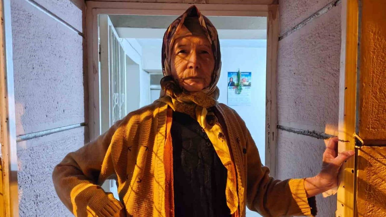 Aydın'da yeni yıla balkonda mahsur kalan yaşlı kadın çilingirle kurtarıldı